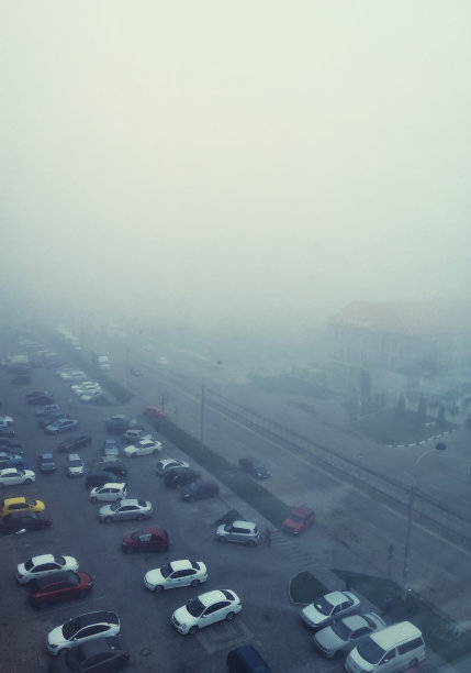 有停车场的迷雾街道图片下载