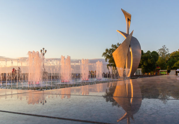 俄罗斯萨马拉落日上的帆船喷泉图片下载