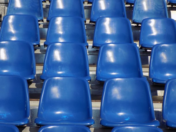 小体育场看台上的蓝色座位图片下载