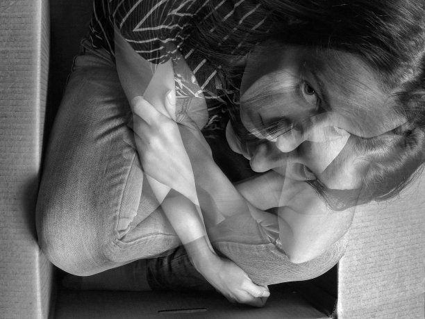 盒子里的女孩。抑郁、焦虑、人格分裂和黑暗情绪主题。图片下载