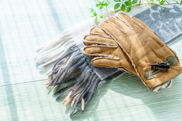 木制背景上的羊毛围巾和手套图片下载