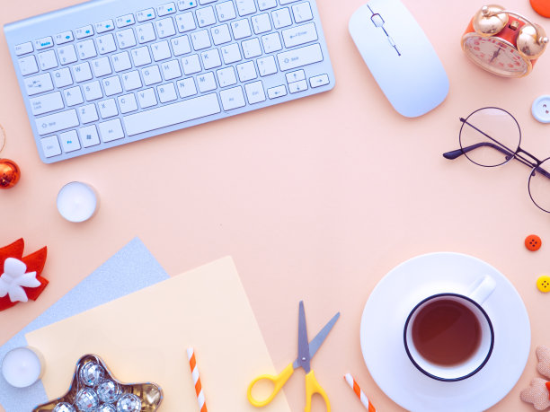 圣诞女性书桌与空白纸便条，键盘，和圣诞装饰品。图片下载