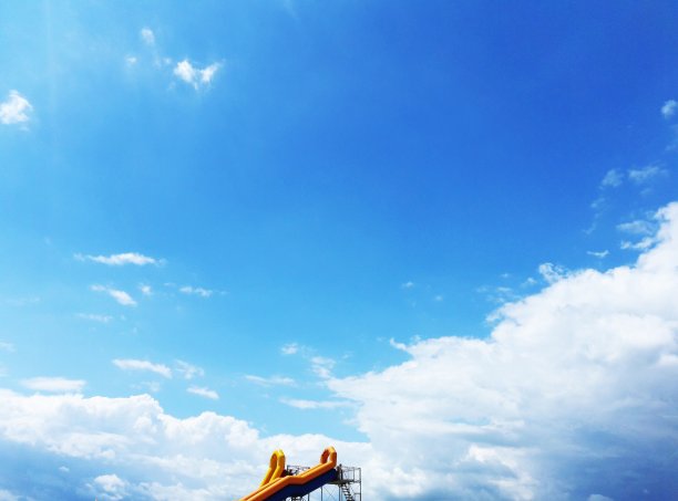 在海上滑行图片下载