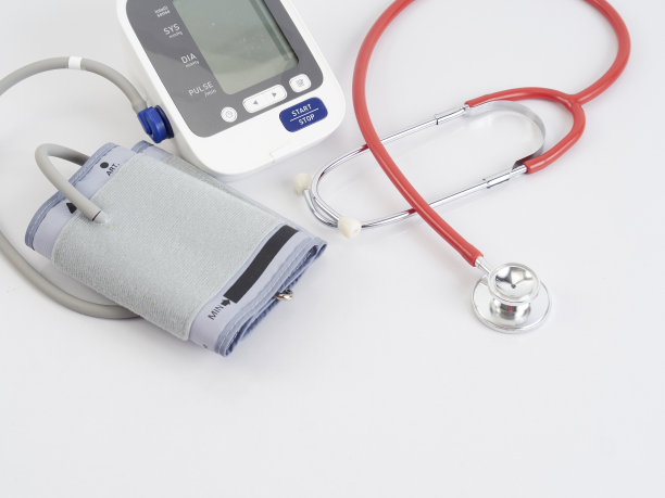 白色背景上的医用听诊器和自动血压监测仪。世界卫生日。图片下载