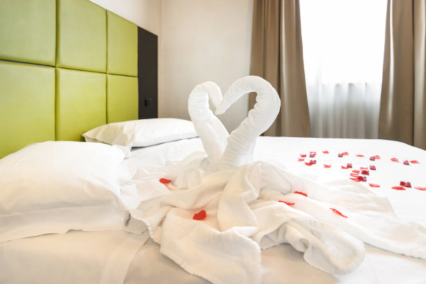 床上有两只白色的毛巾天鹅图片下载