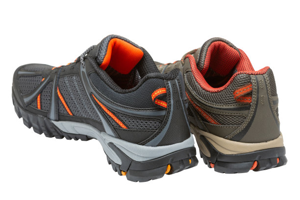 两双不同颜色的运动鞋，并排放在白色背景上的运动鞋图片下载