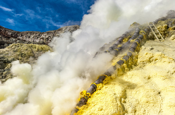印度尼西亚爪哇岛伊真火山的硫磺矿图片下载