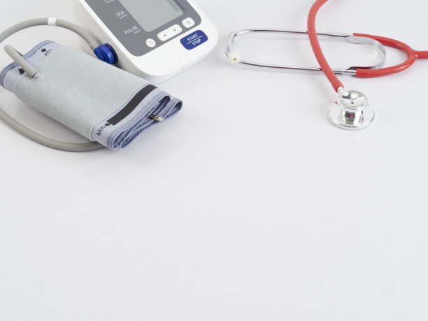 白色背景上的医用听诊器和自动血压监测仪。世界卫生日。图片下载