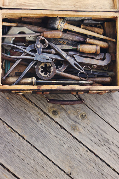 盒子里有不同的手工工具图片下载