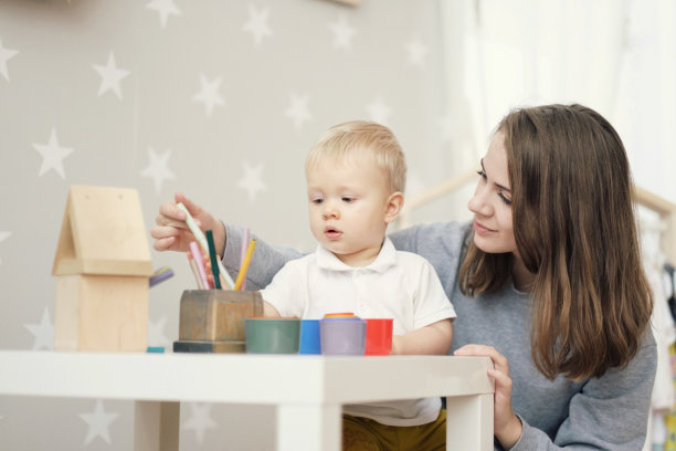 母亲在家里和她的孩子玩图片下载