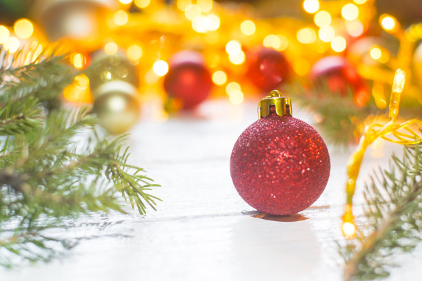 美丽的圣诞装饰在旧的白色，木制的背景。圣诞装饰的概念图片下载