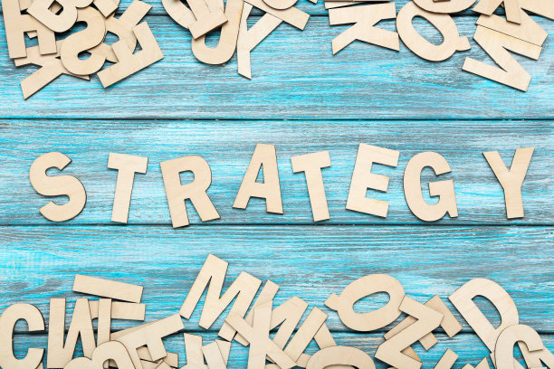 蓝色桌子上木制字母的单词策略图片下载