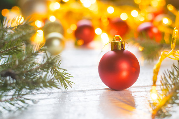 美丽的圣诞装饰在旧的白色，木制的背景。圣诞装饰的概念图片下载