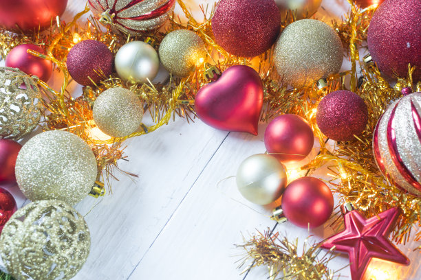 美丽的圣诞装饰在旧的白色，木制的背景。圣诞装饰的概念图片下载