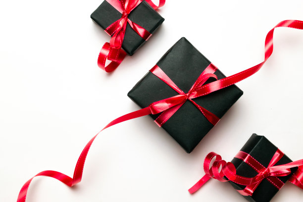 圣诞礼物，红色装饰上白色背景俯视图。圣诞礼物。冬天的圣诞节假期。圣诞快乐，节日快乐，贺卡，相框，横幅。新年。诺埃尔。平躺图片下载