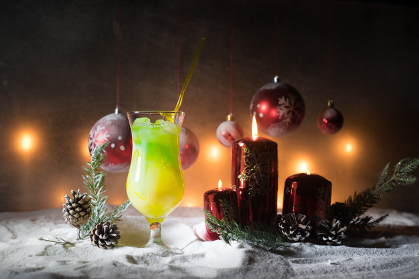 鸡尾酒杯溅上深色烟熏色背景或彩色鸡尾酒杯。方俱乐部娱乐。混合光。有选择性的重点图片下载