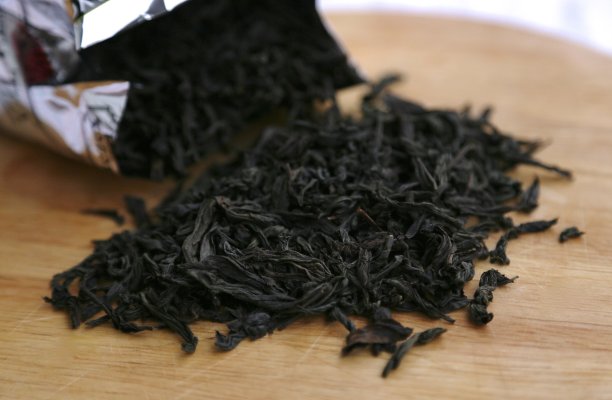 从包里倒出来的大张红茶放在桌子上图片下载