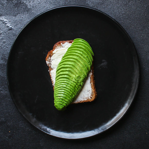 鳄梨三明治，健康食品（面包、吐司、定量饮食、煎蛋）菜单概念。美食背景。顶部视图。复制空间图片下载