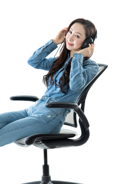 白色背景下戴着耳机的女人图片下载