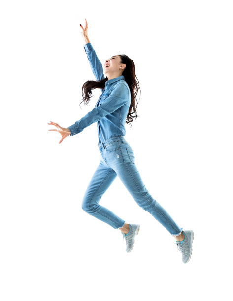 兴奋的女人在白色的背景上跳图片下载