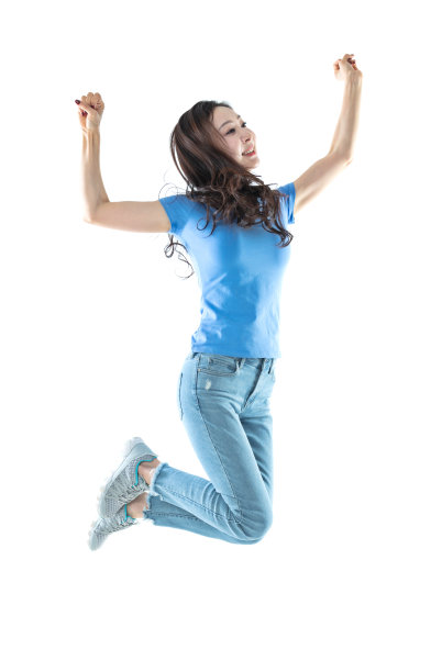 快乐的女人在白色的背景上跳图片下载