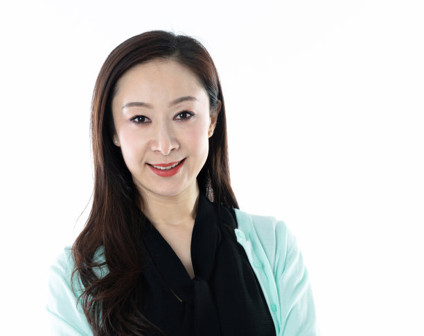 白色背景上的微笑女人图片下载