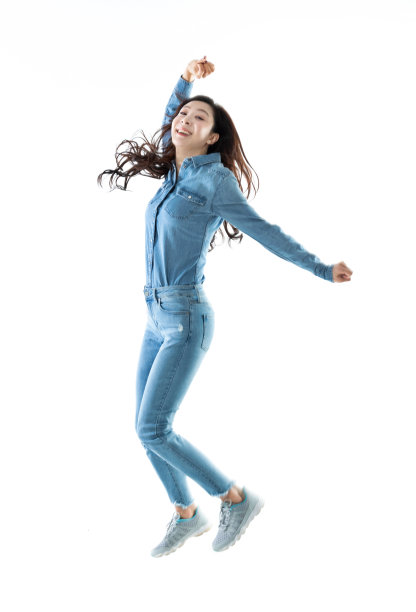 兴奋的女人在白色的背景上跳图片下载