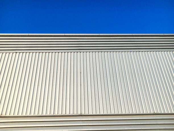 有蓝天的建筑金属板。图片下载