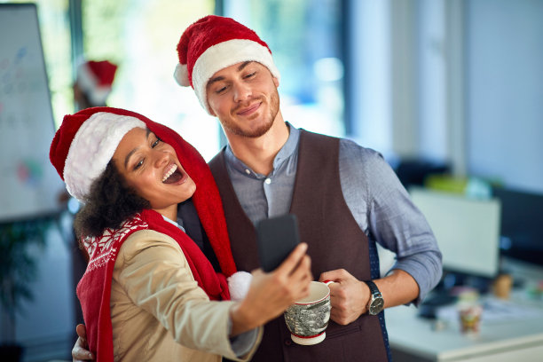 圣诞节在起作用。商务人士在圣诞节自拍庆祝。图片下载