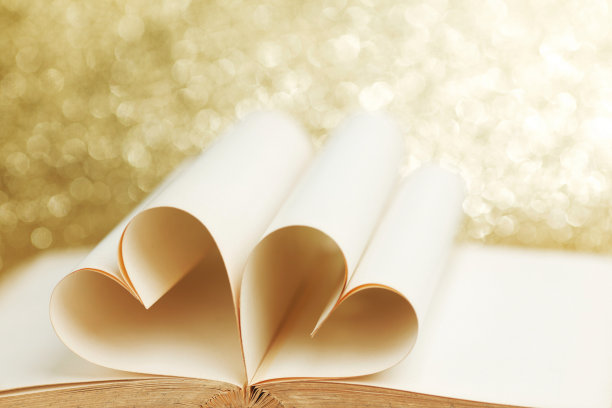 打开的书页卷成心形图片下载