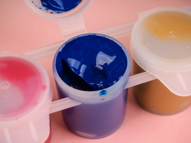 彩色瓶子与水粉画的特写。三瓶水粉颜料特写，打开图片下载