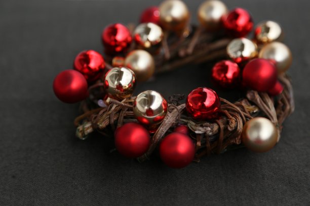 新年的象征——用金色和红色的小球组成的树枝花环图片下载