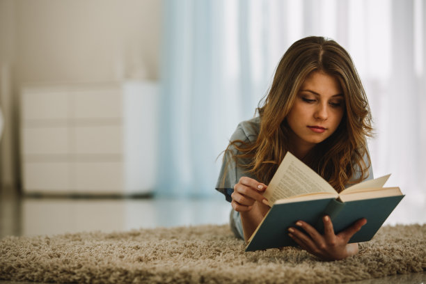 年轻女子在读一本书图片下载