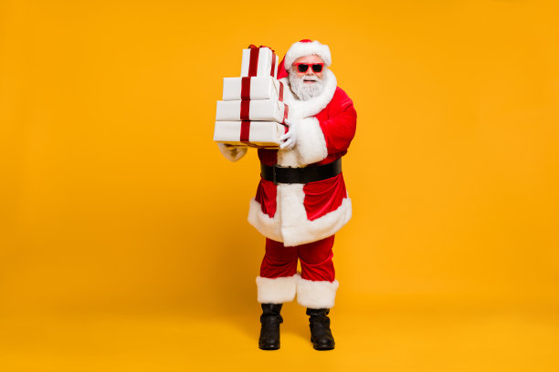 全尺寸照片滑稽的圣诞老人灰色头发的老人在红色的帽子戴着从魔法北极的圣诞礼物在圣诞夜庆祝孤立在明亮的颜色背景图片下载