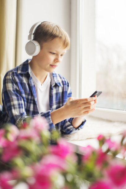 小男孩把坐在窗边的猫吃掉了图片下载