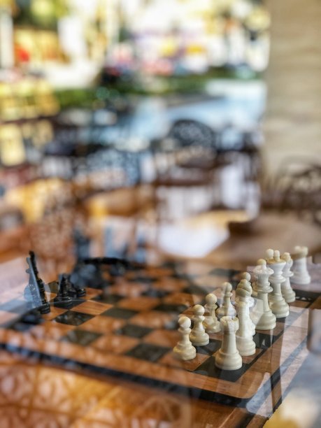 一套映照在咖啡杯上的象棋图片下载