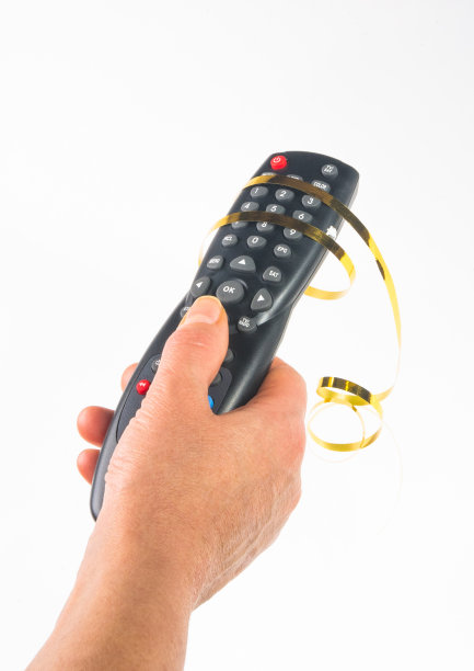 手握遥控器，白色背景，特写图片下载