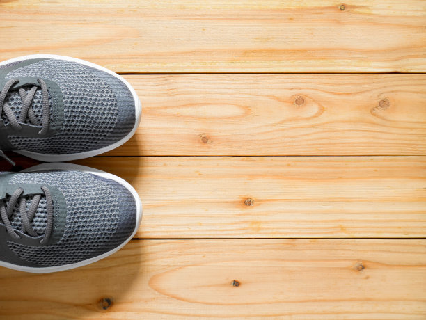 灰色运动鞋上的木制背景图片下载