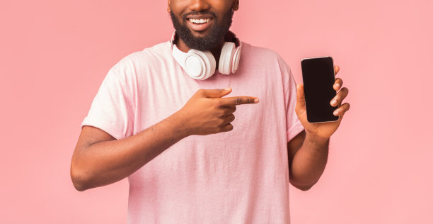 黑人指着空白的智能手机屏幕图片下载