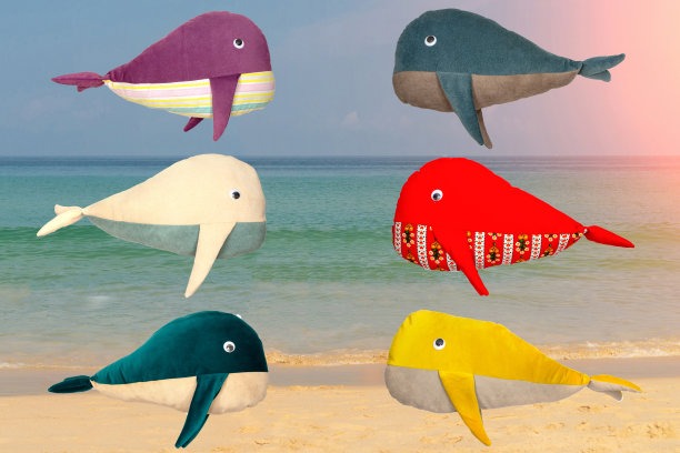 枕头鲸鱼鱼手工在海的背景。家居舒适室内的概念图片下载