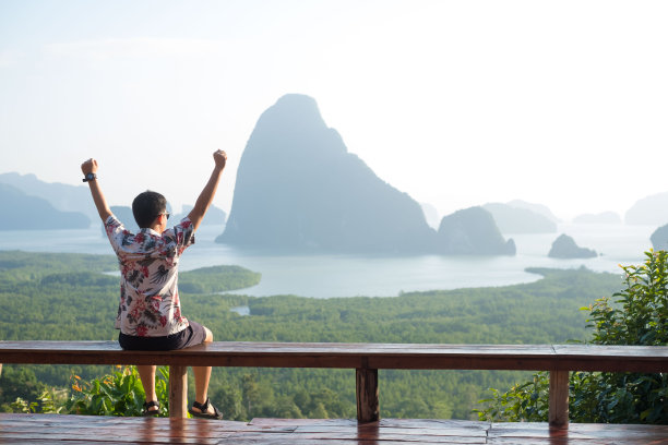 清晨，一名男子坐在泰国攀雅的Sametnangshe岛上观看这座山。旅行的人。夏天的概念图片下载