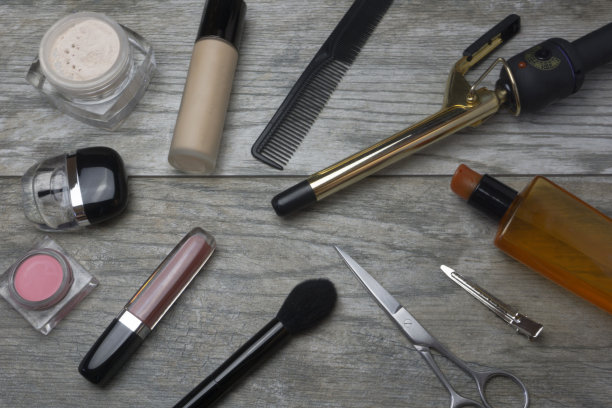 在简单的背景上设置不同的化妆品图片下载