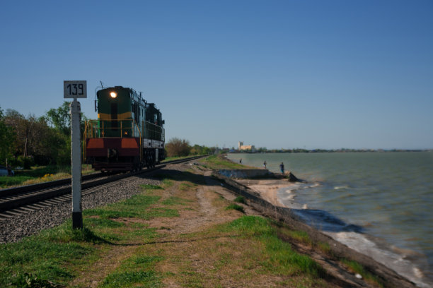 火车和海图片下载