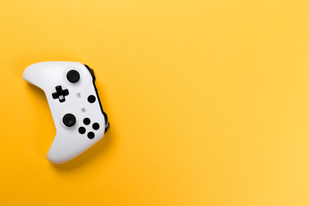游戏手柄孤立在黄色背景上，视频游戏机开发互动娱乐图片下载
