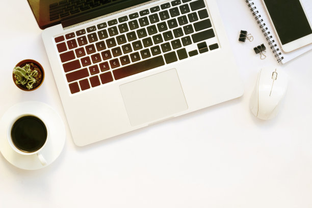 手提电脑和附件的上方拍摄，白色背景和复制空间图片下载
