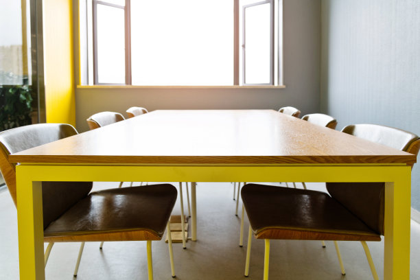 现代办公室的会议桌图片下载