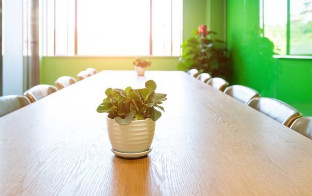 现代办公室的会议桌图片下载