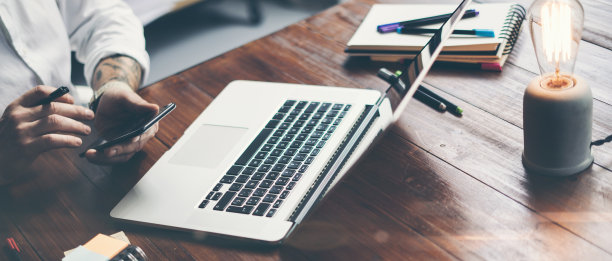 男人指着智能手机屏幕，在社交网络上聊天，会议网站，搜索互联网，发送短信，使用短信或网上银行。图片下载