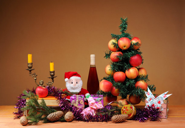 新年的装饰品和一棵苹果树图片下载