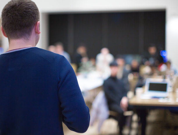 会议照片观众和演讲嘉宾。在论坛期间的小组讨论中，演讲人。公司经理在销售高管培训上进行讨论。投资者表示。图片下载